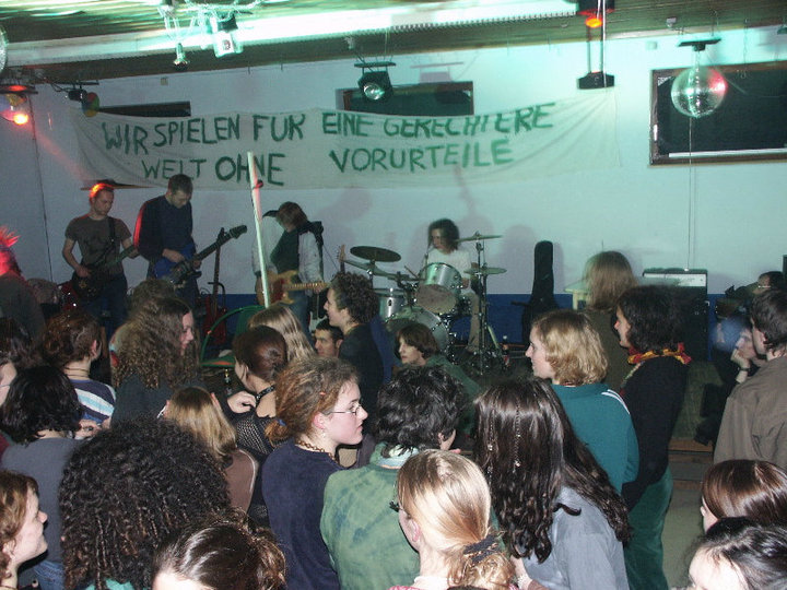 ./data/2003ROCKgegenRECHTS.jpg